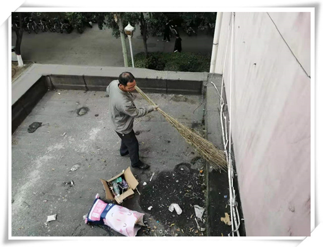 屋顶清扫.jpg 屋顶清扫.jpg